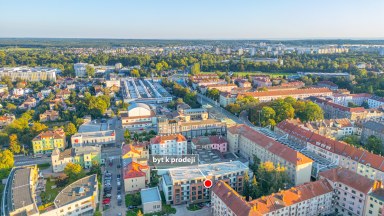 Prodej moderního právě zkolaudovaného bytu 1+kk s balkonem a garážovým stáním v Hradci Králové 