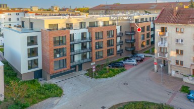 Prodej moderního právě zkolaudovaného bytu 1+kk s balkonem a garážovým stáním v Hradci Králové 