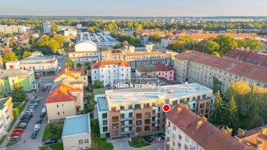Prodej moderního právě zkolaudovaného bytu 1+kk s balkonem a garážovým stáním v Hradci Králové 